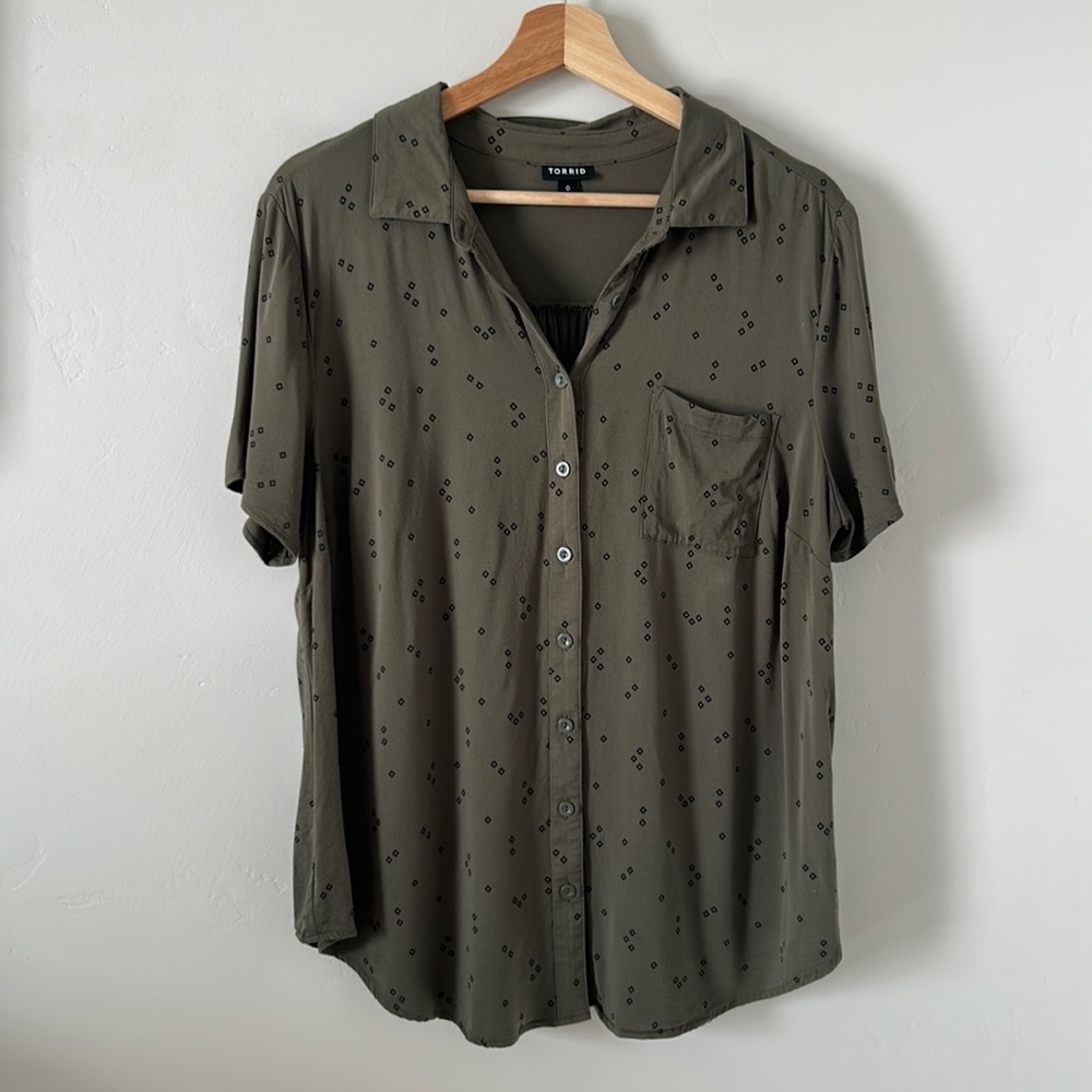 Torrid collard short sleeve top in olive green